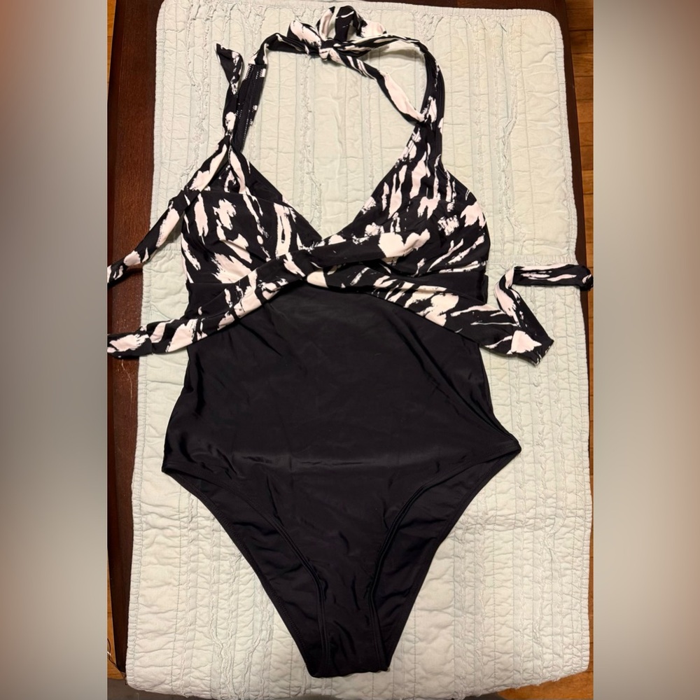 Cupshe Black and White Women's One Piece - Picture 7 of 8